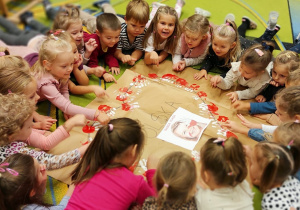 Biel i czerwień w akcji "Szkoła pamięta" w grupie II