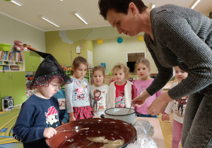 Andrzejkowe lanie wosku w grupie II