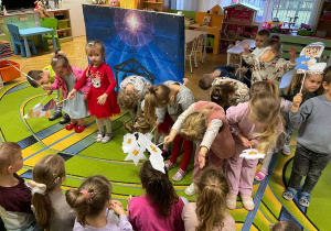 Zaczytani, zasłuchani, zapatrzeni czyli jesełkowe poruszenie na kukiełkowej scenie