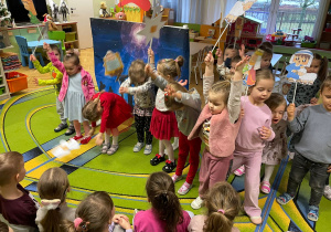 Zaczytani, zasłuchani, zapatrzeni czyli jesełkowe poruszenie na kukiełkowej scenie