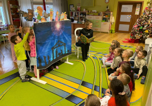 Zaczytani, zasłuchani, zapatrzeni czyli jesełkowe poruszenie na kukiełkowej scenie