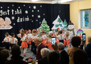 "Karnawał z Babcią i Dziadkiem" - Uroczystość w grupie IX