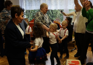 Kochamy Was - koncert życzeń dla Babci i Dziadka w gr. V