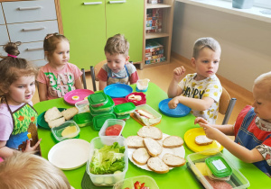 Projekt edukacyjny „WIOSENNIE, ZDROWO, WARZYWNIE, OWOCOWO” w GR XII