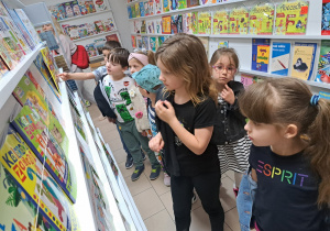 „Jak powstaje książka?”- wycieczka grupy VII do Księgarni i Hurtowni Taniej Książki w Żychlinie i Konińskiej Drukarni Dziełowej w Koninie