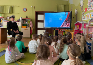 Kapitan kontenerowca podbija serca przedszkolaków z grupy II