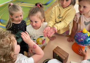 Kapitan kontenerowca podbija serca przedszkolaków z grupy II