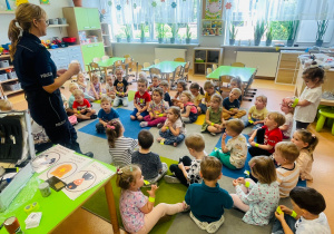 "Maluszki i niezwykłe spotkanie ze strażakiem"- gr. XI i XII