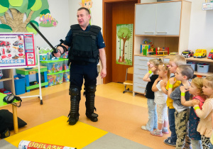 "Maluszki i niezwykłe spotkanie ze strażakiem"- gr. XI i XII