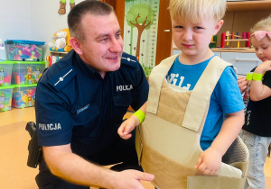 "Maluszki i niezwykłe spotkanie ze strażakiem"- gr. XI i XII