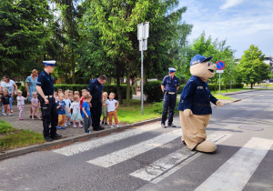 "Maluszki i niezwykłe spotkanie ze strażakiem"- gr. XI i XII