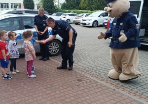 "Maluszki i niezwykłe spotkanie ze strażakiem"- gr. XI i XII