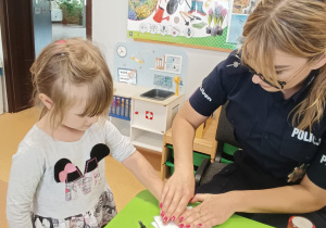 "Maluszki i niezwykłe spotkanie ze strażakiem"- gr. XI i XII