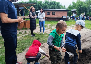 „Bo z rodziną fajnie jest…” – integrująca wycieczka do ŻArtowni w grupie XII