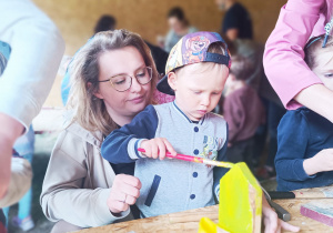 „Bo z rodziną fajnie jest…” – integrująca wycieczka do ŻArtowni w grupie XII