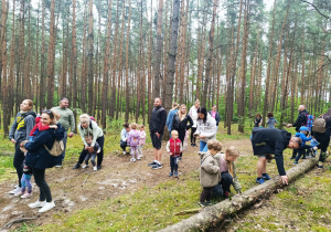 „Bo z rodziną fajnie jest…” – integrująca wycieczka do ŻArtowni w grupie XII