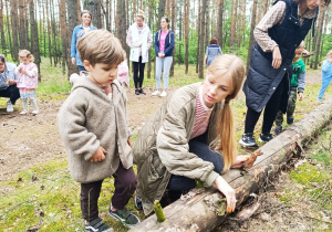 „Bo z rodziną fajnie jest…” – integrująca wycieczka do ŻArtowni w grupie XII