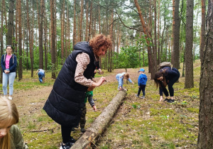 „Bo z rodziną fajnie jest…” – integrująca wycieczka do ŻArtowni w grupie XII