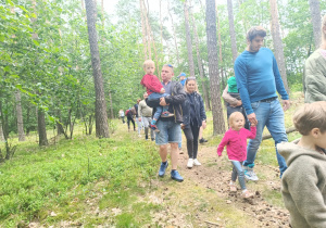 „Bo z rodziną fajnie jest…” – integrująca wycieczka do ŻArtowni w grupie XII