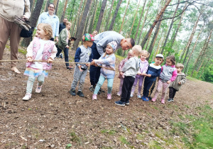 „Bo z rodziną fajnie jest…” – integrująca wycieczka do ŻArtowni w grupie XII