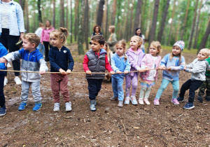 „Bo z rodziną fajnie jest…” – integrująca wycieczka do ŻArtowni w grupie XII