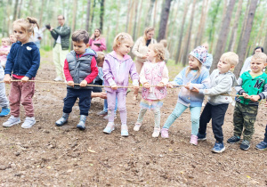 „Bo z rodziną fajnie jest…” – integrująca wycieczka do ŻArtowni w grupie XII