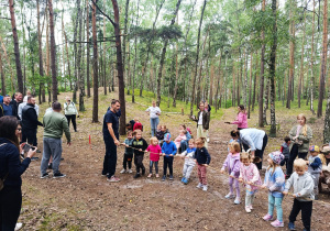 „Bo z rodziną fajnie jest…” – integrująca wycieczka do ŻArtowni w grupie XII