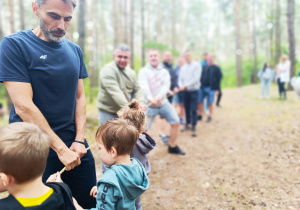 „Bo z rodziną fajnie jest…” – integrująca wycieczka do ŻArtowni w grupie XII