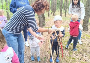 „Bo z rodziną fajnie jest…” – integrująca wycieczka do ŻArtowni w grupie XII