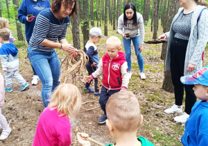 „Bo z rodziną fajnie jest…” – integrująca wycieczka do ŻArtowni w grupie XII