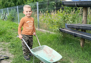 „Bo z rodziną fajnie jest…” – integrująca wycieczka do ŻArtowni w grupie XII