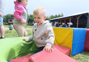 „Bo z rodziną fajnie jest…” – integrująca wycieczka do ŻArtowni w grupie XII