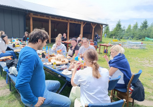 „Bo z rodziną fajnie jest…” – integrująca wycieczka do ŻArtowni w grupie XII