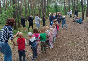 „Bo z rodziną fajnie jest…” – integrująca wycieczka do ŻArtowni w grupie XII