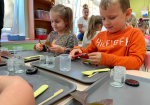 Kolory jesieni w naukowych eksperymentach Innowacyjnej przygody edukacyjnej z KidsLab Konin – grupa III