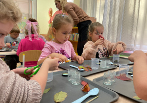 Kolory jesieni w naukowych eksperymentach Innowacyjnej przygody edukacyjnej z KidsLab Konin – grupa III