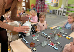 Kolory jesieni w naukowych eksperymentach Innowacyjnej przygody edukacyjnej z KidsLab Konin – grupa III