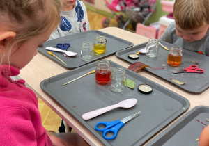 Kolory jesieni w naukowych eksperymentach Innowacyjnej przygody edukacyjnej z KidsLab Konin – grupa III