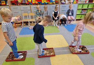 Małe smyki z grupy X w świecie przyrodniczej sensoryki – projekt edukacyjny cz. I JESIEŃ.