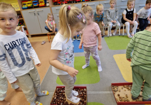 Małe smyki z grupy X w świecie przyrodniczej sensoryki – projekt edukacyjny cz. I JESIEŃ.