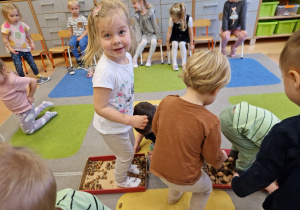 Małe smyki z grupy X w świecie przyrodniczej sensoryki – projekt edukacyjny cz. I JESIEŃ.