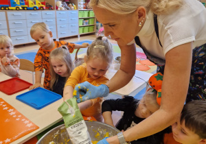 Małe smyki z grupy X w świecie przyrodniczej sensoryki – projekt edukacyjny cz. I JESIEŃ.