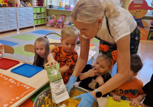 Małe smyki z grupy X w świecie przyrodniczej sensoryki – projekt edukacyjny cz. I JESIEŃ.