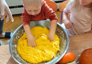 "Dzień Dyni"- czyli sensorycznie i dyniowo w grupie I