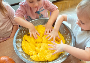 "Dzień Dyni"- czyli sensorycznie i dyniowo w grupie I