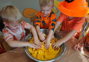 "Dzień Dyni"- czyli sensorycznie i dyniowo w grupie I