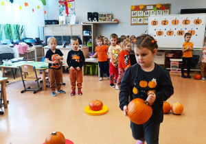 "Dyniowy zawrót głowy..."- czyli Dzień Dyni i zajęcia koleżeńskie w gr. XI i XII