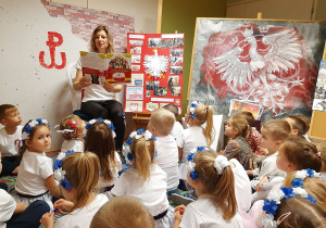 Integrujące zajęcia patriotyczne w Przedszkolnym Mini Muzeum – grupa III i IV