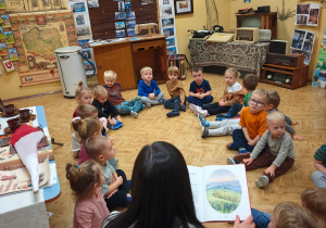 „Bo ja jestem Polak mały" - zajęcia patriotyczne grupy I w przedszkolnym Mini Muzeum „Na szlaku historii"