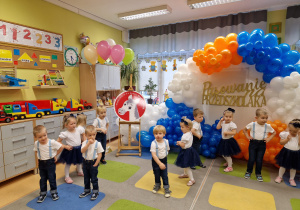 Jeszcze wczoraj zwykłe dziewczynki i chłopaki, dzisiaj świetne przedszkolaki !!! … UROCZYSTE PASOWANIE W GRUPIE X